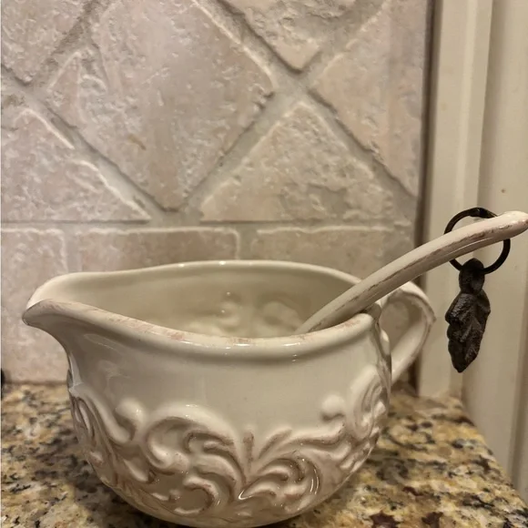 GG COLLECTION Elegant Cream Ceramic Gravy Boat